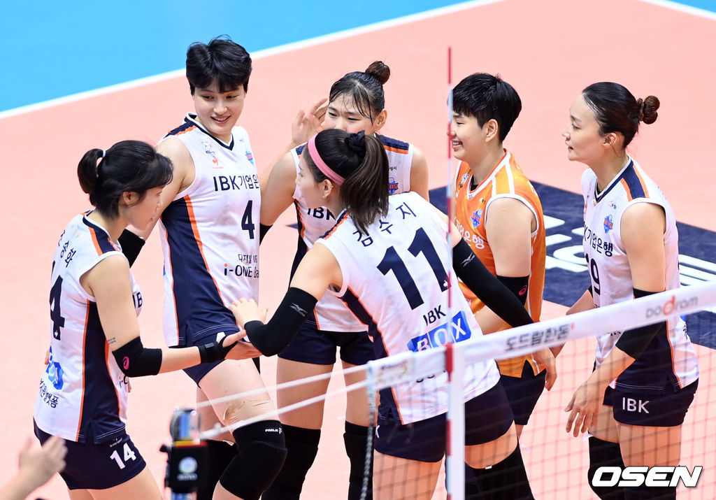 26일 경기 의정부체육관에서 열린 ‘2021 의정부∙도드람컵 프로배구대회’ IBK기업은행과 GS칼텍스의 경기, 득점에 성공한 IBK기업은행 선수들이 환호하고 있다. 2021.08.26 /sunday@osen.co.kr