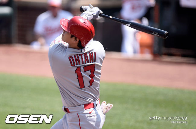 [사진] LA 에인절스의 오타니 쇼헤이가 27일(한국시간) 볼티모어 오리올스와의 원정 경기 1회서 자신의 41호 홈런을 쏘아올리고 있다.ⓒGettyimages(무단전재 및 재배포 금지)