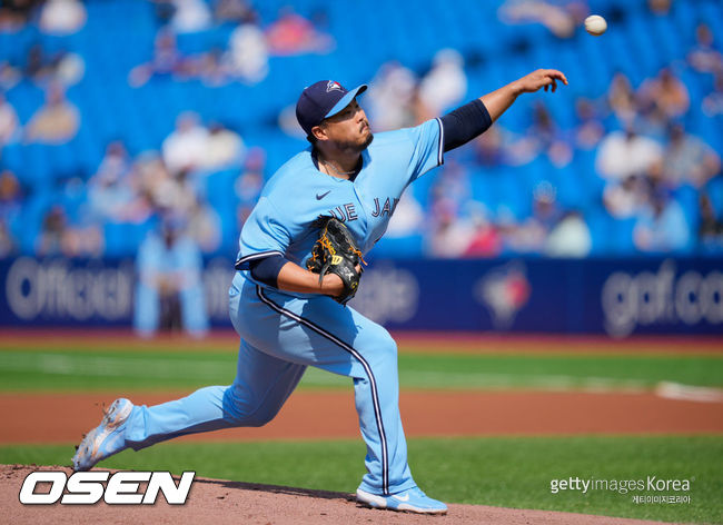 [사진] 토론토 류현진은 2021년 8월 27일(한국시간) 캐나다 온타리오 토론토 로저스 센터에서 열린 ‘2021 메이저리그’ 시카고 화이트삭스와 홈경기에서 선발 등판해 3⅔이닝 동안 7피안타(3피홈런) 4탈삼진 1볼넷 7실점으로 시즌 7패(12승) 째를 안았다. 팀은 7-9로 졌다. ⓒGettyimages(무단전재 및 재배포 금지)