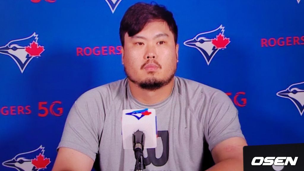 [사진]토론토의 류현진이 27일(한국시간) 시카고 화이트삭스와의 홈경기를 마친 뒤 화상 인터뷰를 진행하고 있다. <토론토 블루제이스 구단 제공 영상 캡처>