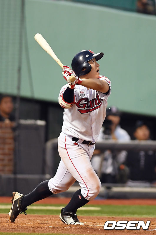 이호연이 2타점 적시타를 때리고 있다. / youngrae@osen.co.kr