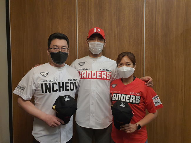 [사진] SSG 랜더스가 27일 2022년 신인 1차 지명 대상자인 인천고 윤태현(19)과 계약금 2억 5000만 원, 연봉 3000만 원에 입단 계약을 완료했다./ SSG 제공