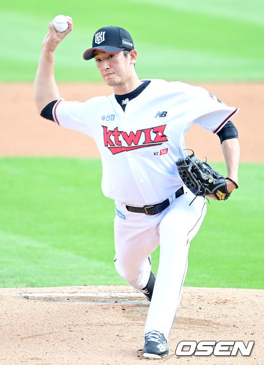 1회초 KT 선발 고영표가 마운드에 올라 힘차게 공을 뿌리고 있다. 2021.08.15 /ksl0919@osen.co.kr