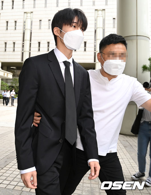 마약 구매 및 투약 혐의를 받고 있는 그룹 아이콘 전 멤버 비아이(본명 김한빈)가 27일 오전 서울 서초구 중앙지방법원에서 열린 마약류관리에관한법률위반 등 첫 공판에 출석했다.비아이가 공판을 마치고 법원을 나서고 있다. 2021.8.27 / dreamer@osen.co.kr