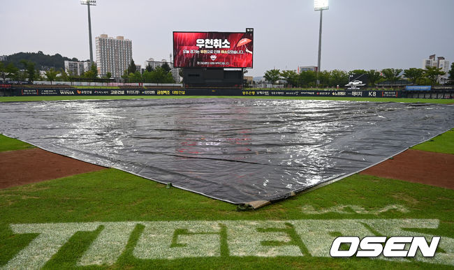 전광판에 우천취소를 알리는 문구가 표시되어 있다. 2021.08.12 / soul1014@osen.co.kr