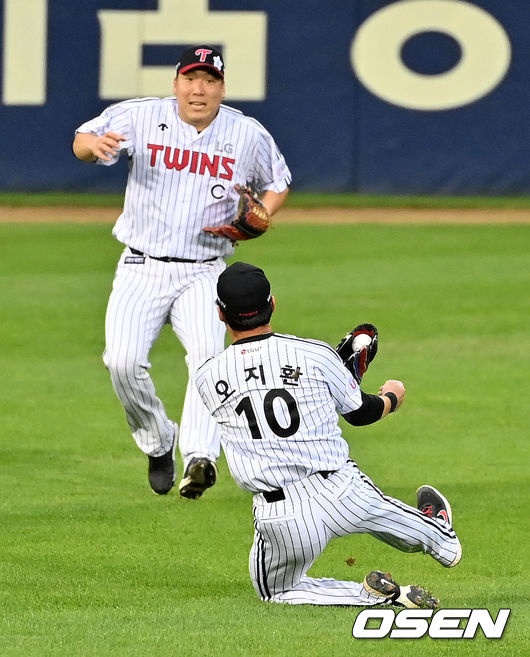 1회초 1사에서 LG 오지환이 삼성 피렐라의 타구를 처리하고 있다. 2021.08.27 /jpnews@osen.co.kr