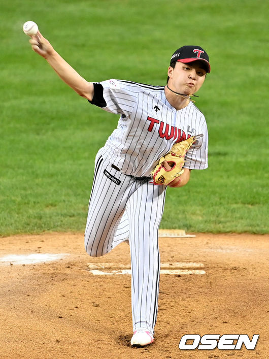 1회초 LG 이민호가 역투하고 있다. 2021.08.27 /jpnews@osen.co.kr