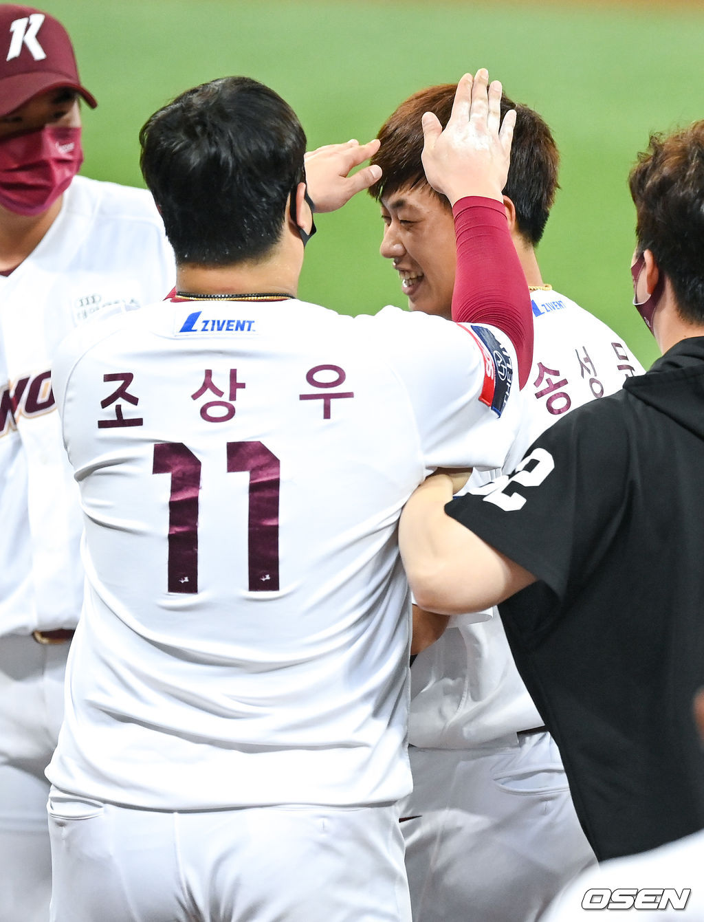 경기종료 후 승리투수가 된 키움 조상우가 끝내기 안타를 날린 송성문을 축하해주고 있다.  2021.08.27 / soul1014@osen.co.kr