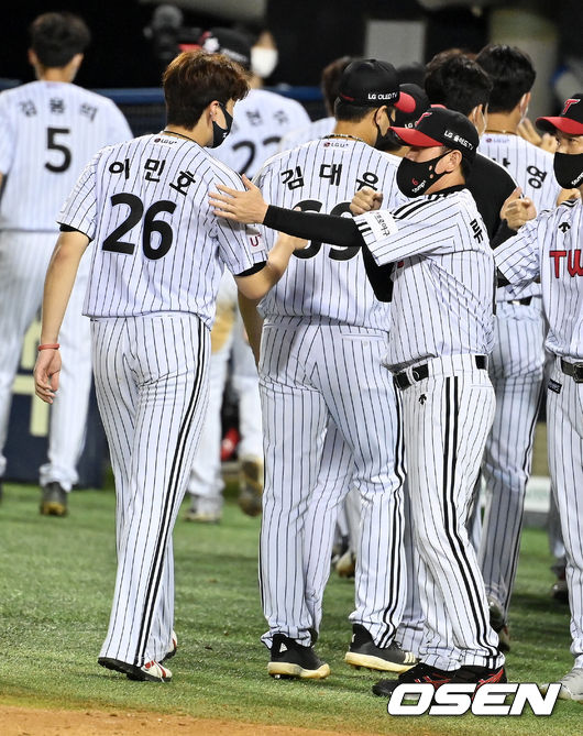 경기를 마치고 LG 류지현 감독이 이민호와 승리를 기뻐하고 있다. 2021.08.27 /jpnews@osen.co.kr