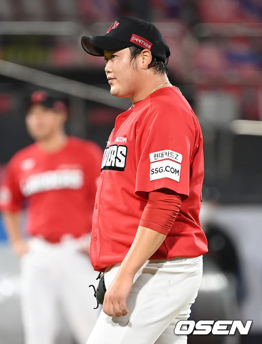 27일 오후 경기도 수원시 수원kt위즈파크에서 ‘2021 신한은행 SOL KBO 리그’ KT 위즈와 SSG 랜더스의 경기가 열렸다.8회말 2사 1, 3루 SSG 김태훈이 KT 유한준에게 동점 1타점 적시타를 허용, 아쉬워하고 있다. 2021.08.27 /ksl0919@osen.co.kr