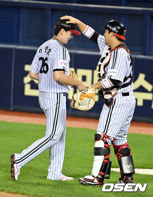 8회초 수비를 마치고 LG 유강남이 이민호를 격려하고 있다. 2021.08.27 /jpnews@osen.co.kr