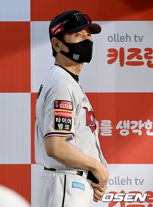 27일 오후 경기도 수원시 수원kt위즈파크에서 ‘2021 신한은행 SOL KBO 리그’ KT 위즈와 SSG 랜더스의 경기가 열렸다.4회말 KT 이강철 감독이 생각에 잠겨 있다. 2021.08.27 /ksl0919@osen.co.kr