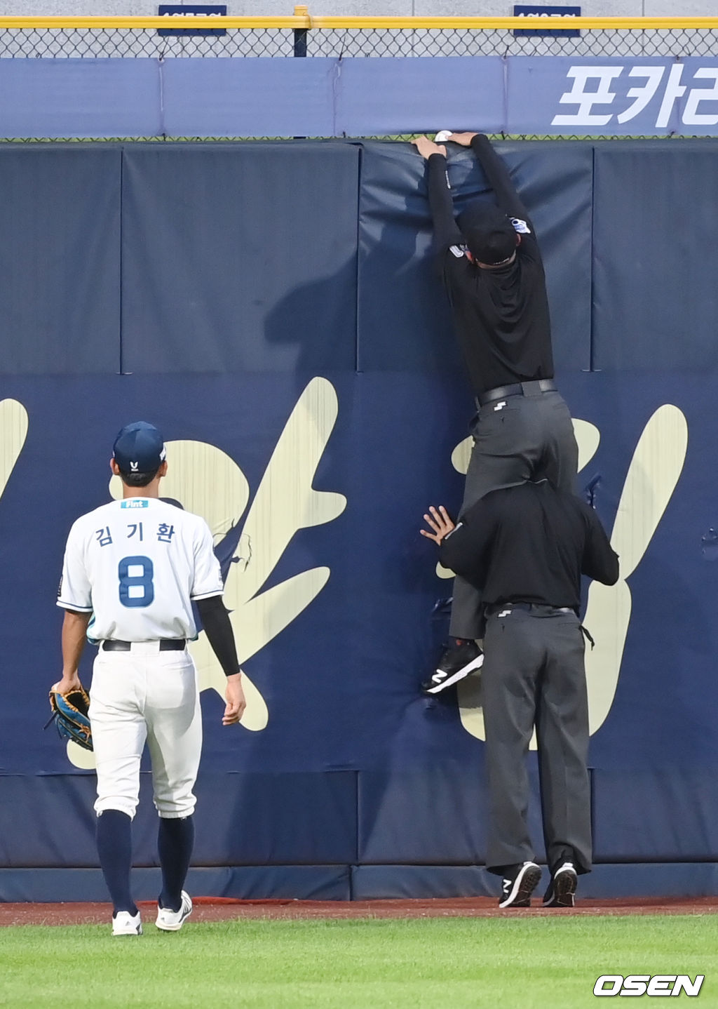 경기에 앞서 박종철, 이영재 주심이 펜스 상단에 낀 공을 빼고 있다. 2021.08.27/youngrae@osen.co.kr