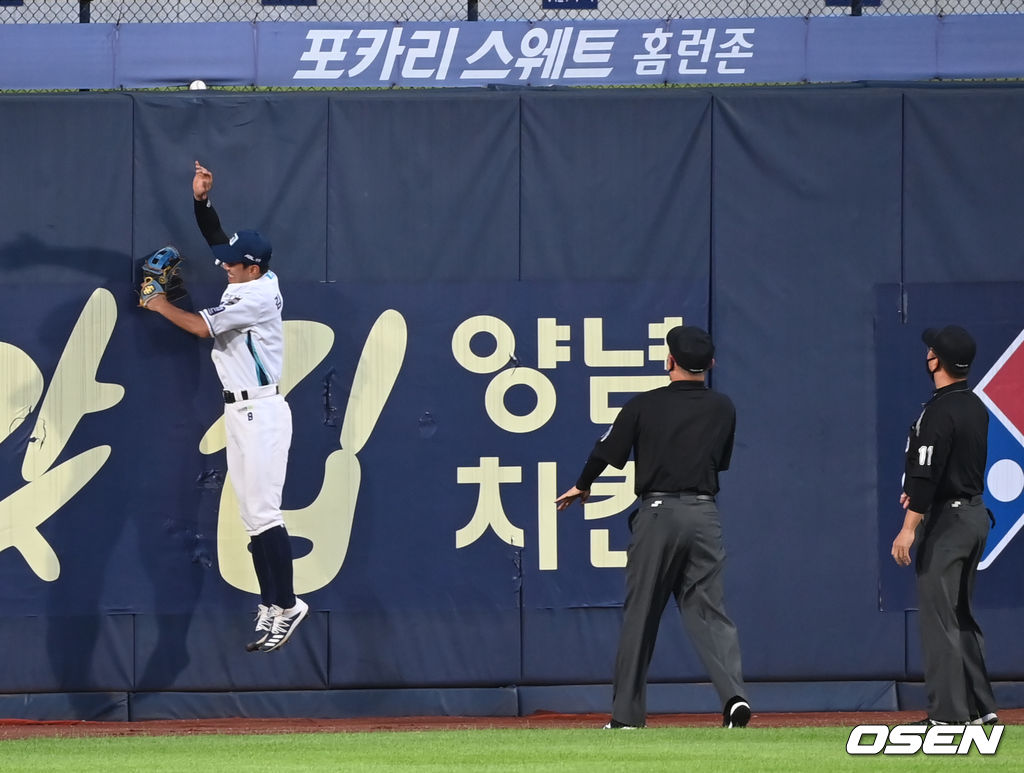 좌익수 김기환이 시도했지만 실패했다. 2021.08.27/youngrae@osen.co.kr