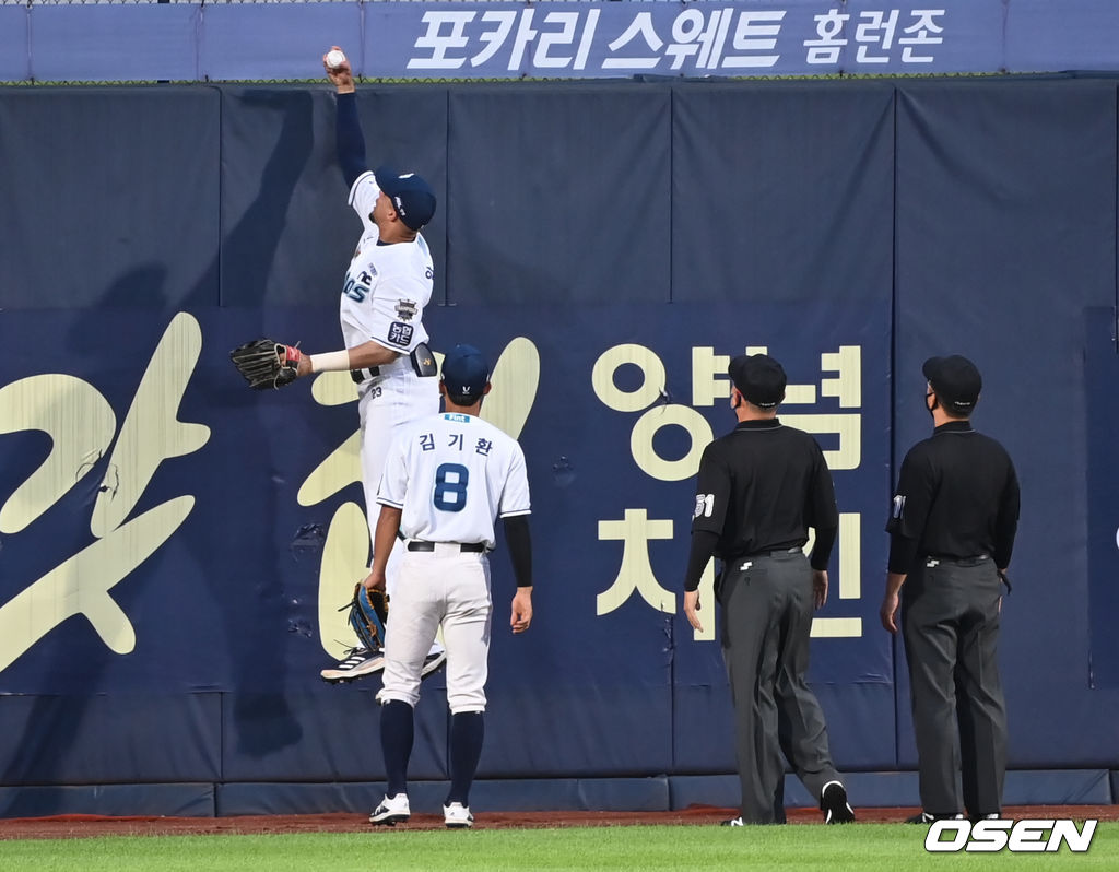 경기에 앞서 NC 알테어가 외야 펜스 상단에 낀 공을 빼고 있다. 2021.08.27/youngrae@osen.co.kr