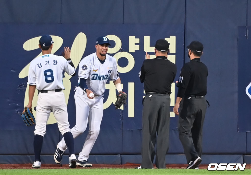 경기에 앞서 NC 알테어가 외야 펜스 상단에 낀 공을 빼고 있다. 2021.08.27/youngrae@osen.co.kr