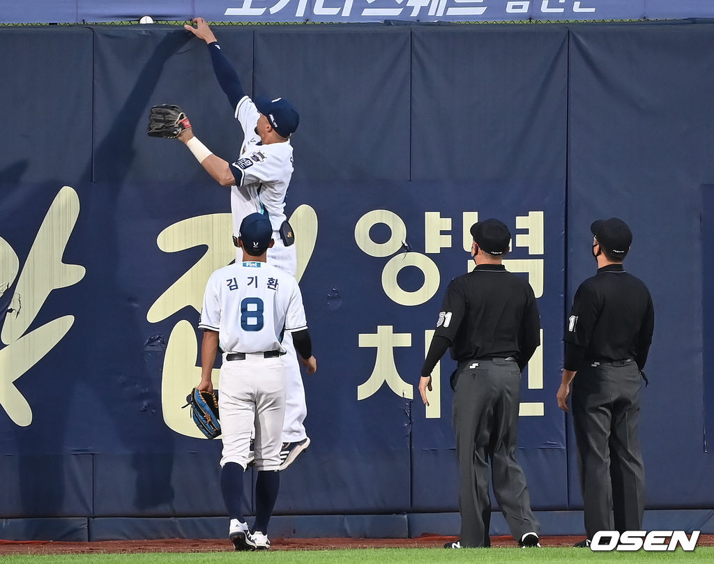 경기에 앞서 NC 알테어가 외야 펜스 상단에 낀 공을 빼고 있다. 2021.08.27/youngrae@osen.co.kr
