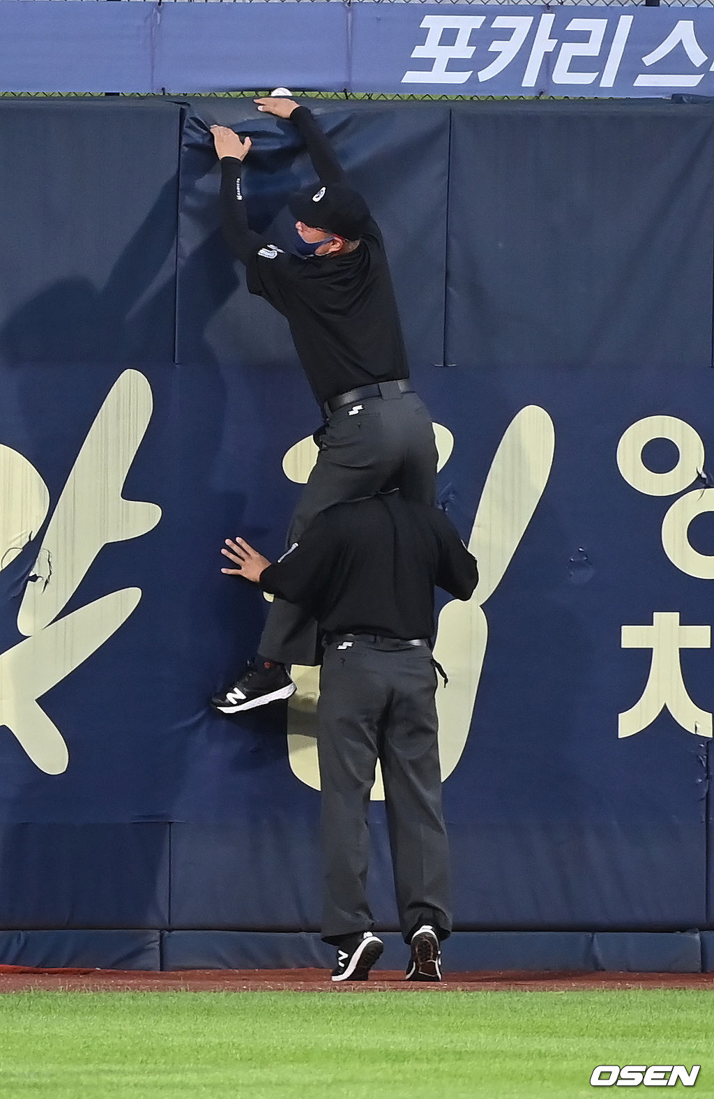 경기에 앞서 박종철, 이영재 주심이 펜스 상단에 낀 공을 빼고 있다. 2021.08.27/youngrae@osen.co.kr