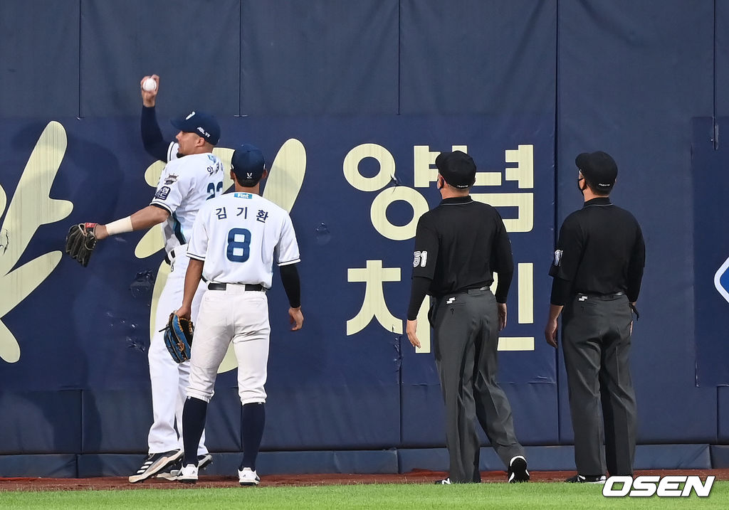 경기에 앞서 NC 알테어가 외야 펜스 상단에 낀 공을 빼고 있다. 2021.08.27/youngrae@osen.co.kr