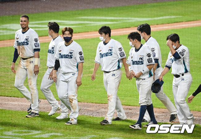 NC 다이노스는 27일 오후 경남 창원 NC파크에서 열린 ‘2021 신한은행 SOL KBO리그’ 두산 베어스와의 경기에서 6회말 내린 비로인해 4-2 강우 콜드 승리를 거뒀다.연패 탈출에 성공한 NC 선수들이 그라운드를 나서고 있다. 2021.08.27/youngrae@osen.co.kr