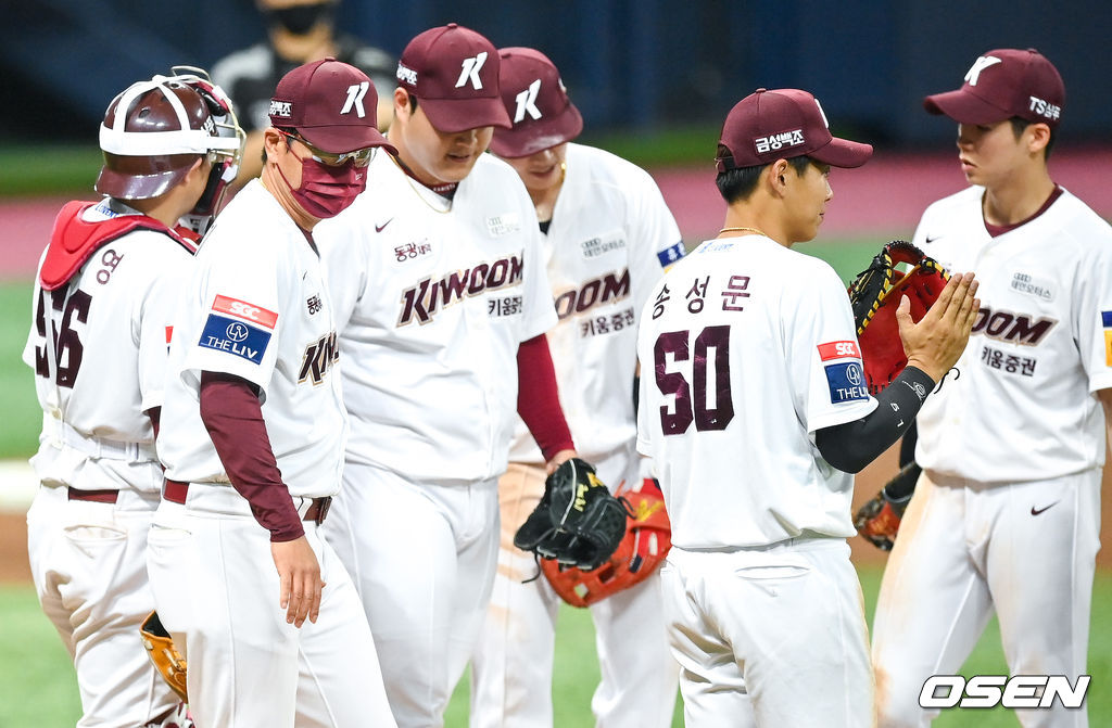 9회초 2사 1루 키움 홍원기 감독이 마운드에 방문해 선수들을 독려하고 있다. . 2021.08.27 / soul1014@osen.co.kr