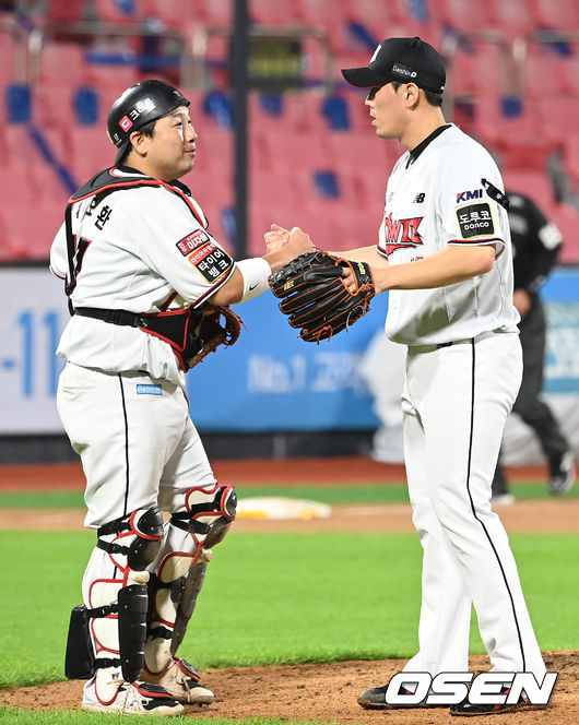 KT가 약속의 8회를 앞세워 짜릿한 역전승을 챙겼다.KT 위즈는 27일 수원KT위즈파크에서 열린 2021 신한은행 SOL KBO리그 SSG 랜더스와의 시즌 10차전에서 6-4로 승리했다.승리가 확정된 순간 KT 허도환, 김재윤이 기쁨을 나누고 있다. 2021.08.27 /ksl0919@osen.co.kr