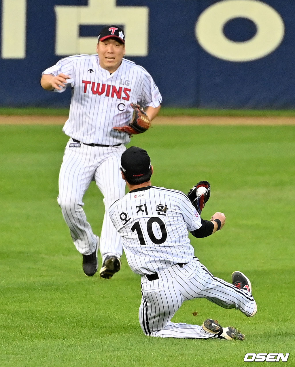 1회초 1사에서 LG 오지환이 삼성 피렐라의 타구를 처리하고 있다. 2021.08.27 /jpnews@osen.co.kr