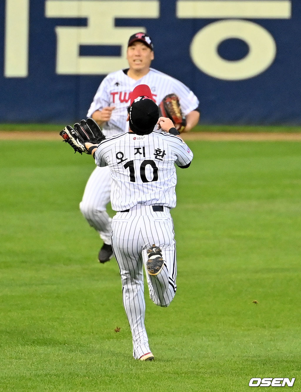 1회초 1사에서 LG 오지환이 삼성 피렐라의 타구를 쫓고 있다. 2021.08.27 /jpnews@osen.co.kr