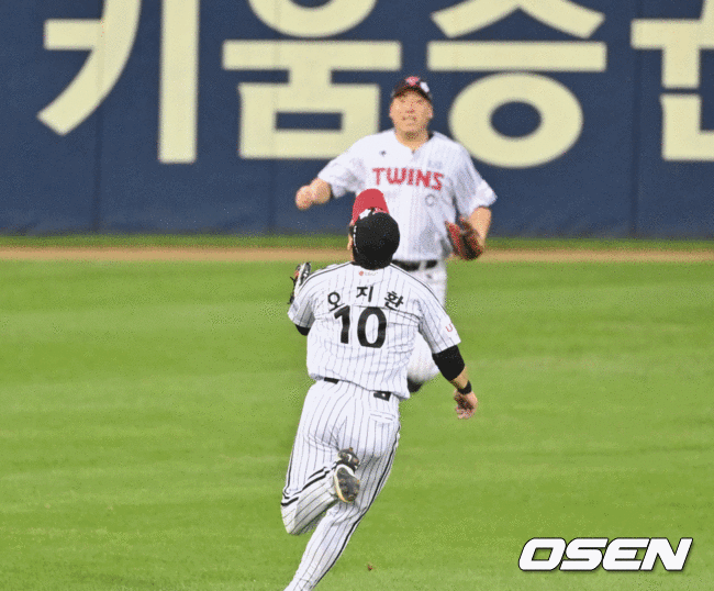 1회초 1사에서 LG 오지환이 삼성 피렐라의 타구를 처리하고 있다. 2021.08.27 /jpnews@osen.co.kr