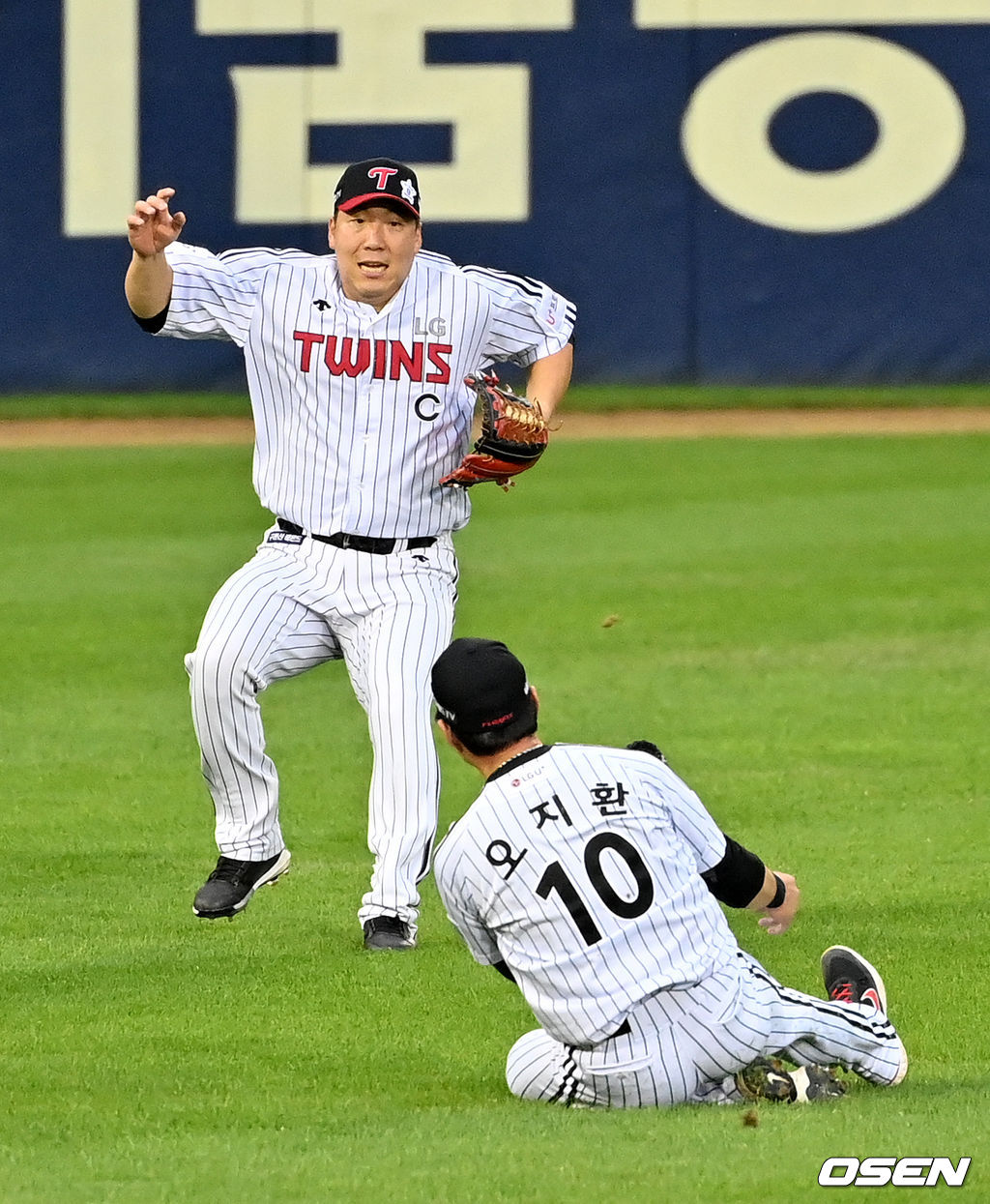 1회초 1사에서 LG 오지환이 삼성 피렐라의 타구를 처리하고 있다. 오지환의 호수비에 깜짝 놀라는 김현수. 2021.08.27 /jpnews@osen.co.kr