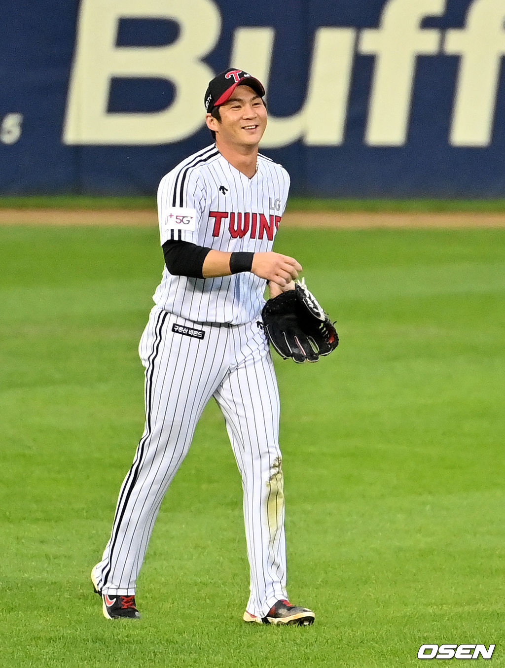 1회초 1사에서 LG 오지환이 삼성 피렐라의 타구를 처리하며 미소짓고 있다. 2021.08.27 /jpnews@osen.co.kr