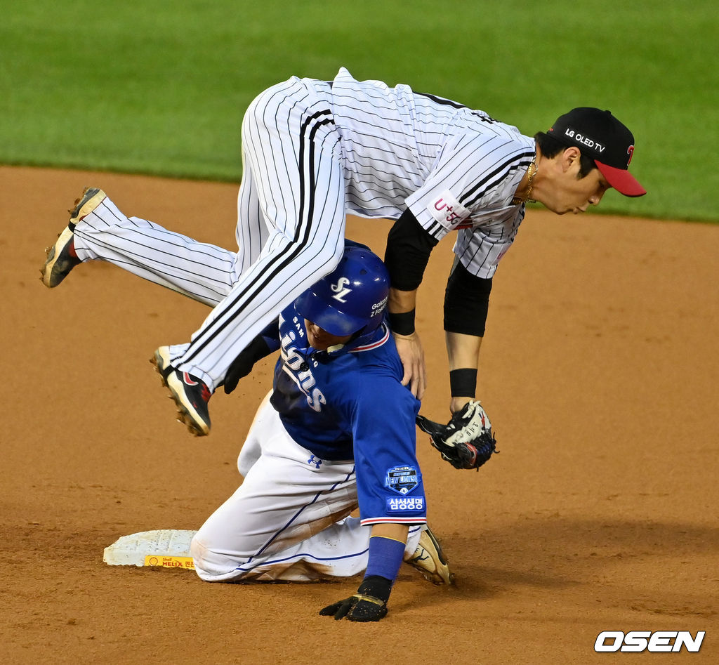 2회초 1사 1루에서 LG 오지환이 2루 도루를 시도한 삼성 김동엽을 태그아웃 처리하며 엉켜 넘어지고 있다. 2021.08.27 /jpnews@osen.co.kr