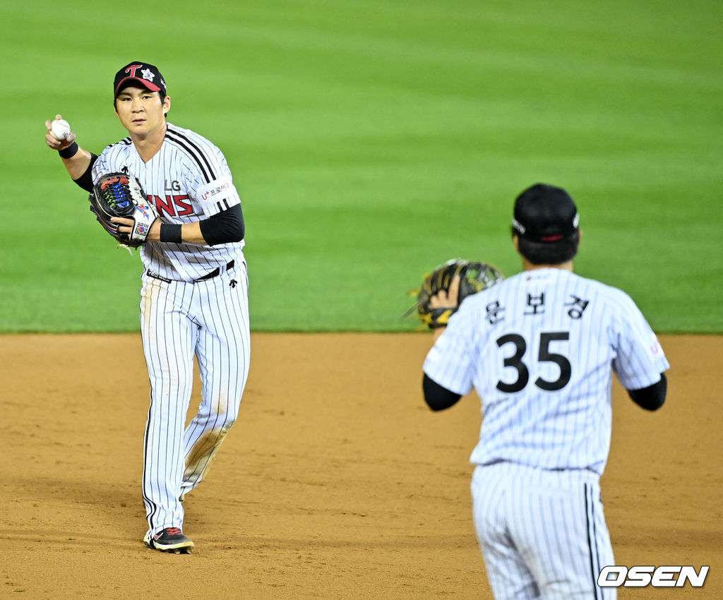 5회초 무사에서 LG 오지환이 삼성 이원석의 강습타구에 문보경의 글러브를 맞고 굴절된 타구를 처리하며 문보경과 이야기를 나누고 있다. 2021.08.27 /jpnews@osen.co.kr