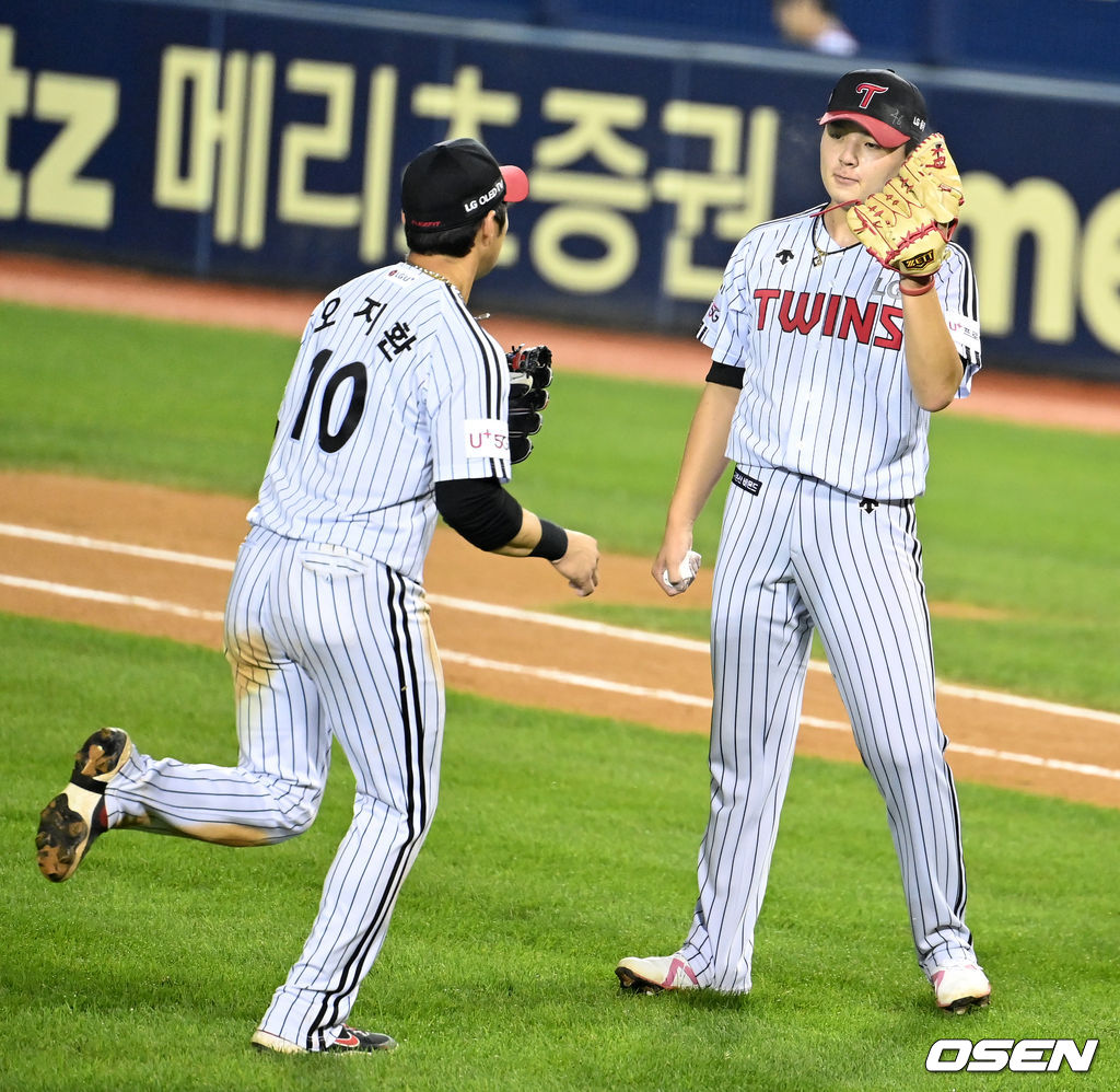 5회초 수비를 마치고 LG 이민호가 호수비를 펼친 오지환과 하이파이브를 하고 있다. 2021.08.27 /jpnews@osen.co.kr