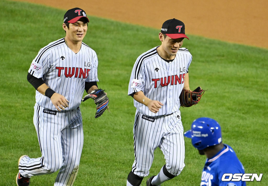 3회초 수비를 마치고 LG 오지환이 서건창과 이야기를 나누며 더그아웃으로 향하고 있다. 2021.08.27 /jpnews@osen.co.kr