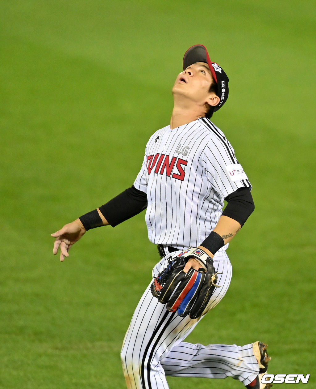 8회초 LG 오지환이 타구를 쫓고 있다.  2021.08.27 /jpnews@osen.co.kr