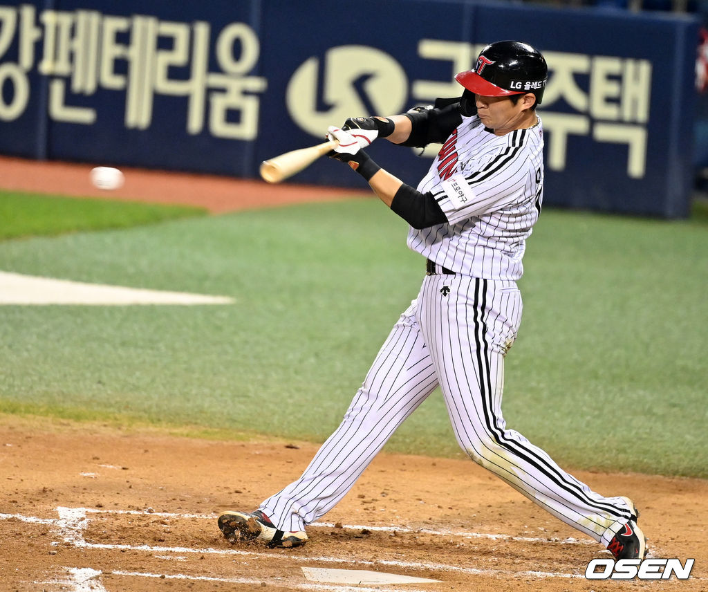 4회말 무사에서 LG 오지환이 우전 안타를 날리고 있다. 2021.08.27 /jpnews@osen.co.kr