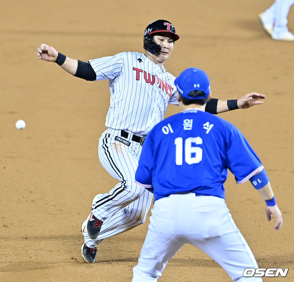 4회말 1사 1루에서 LG 오지환이 김현수의 우중간 안타에 3루에서 슬라이딩하고 있다. 2021.08.27 /jpnews@osen.co.kr