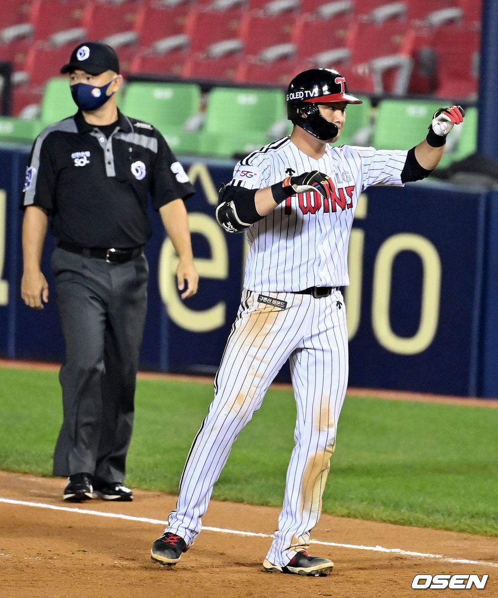 7회말 2사 만루에서 LG 오지환이 적시타를 날리고 기뻐하고 있다. 2021.08.27 /jpnews@osen.co.kr