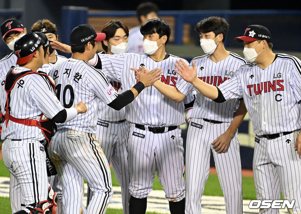 경기를 마치고 LG 오지환이 동료선수들과 승리를 기뻐하고 있다. 2021.08.27 /jpnews@osen.co.kr
