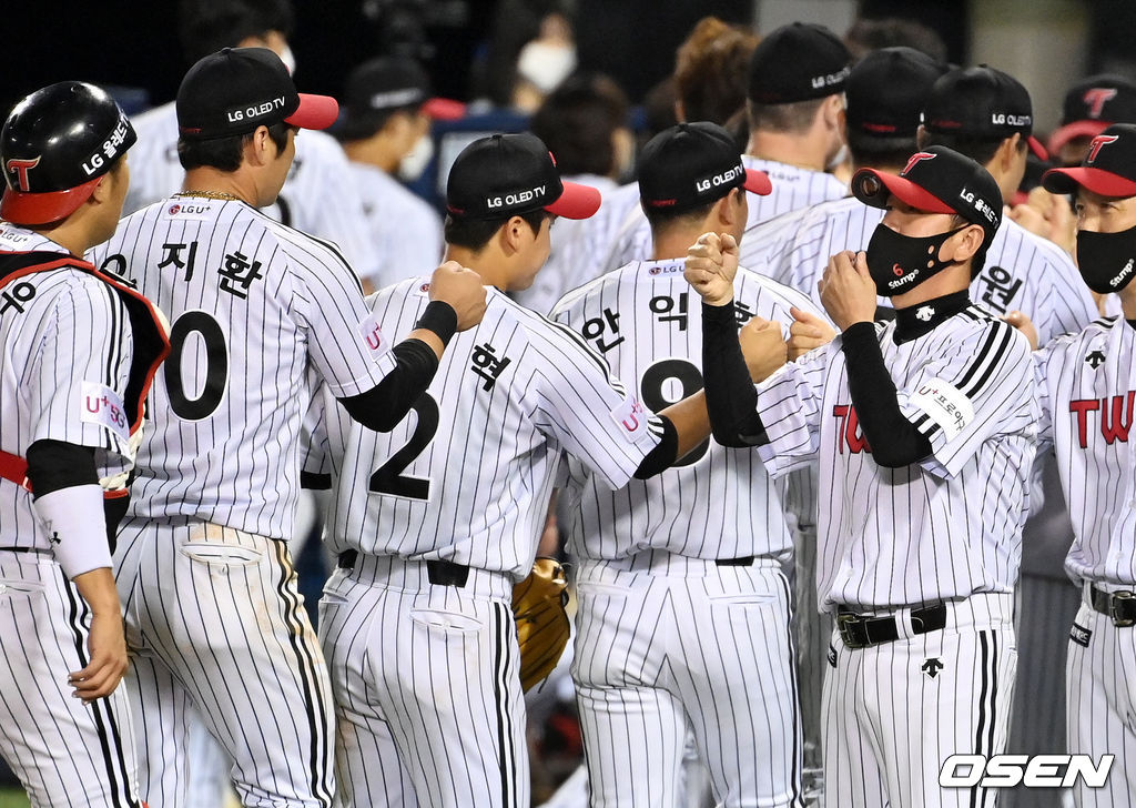 경기를 마치고 LG 오지환이 류지현 감독과 승리를 기뻐하고 있다. 2021.08.27 /jpnews@osen.co.kr