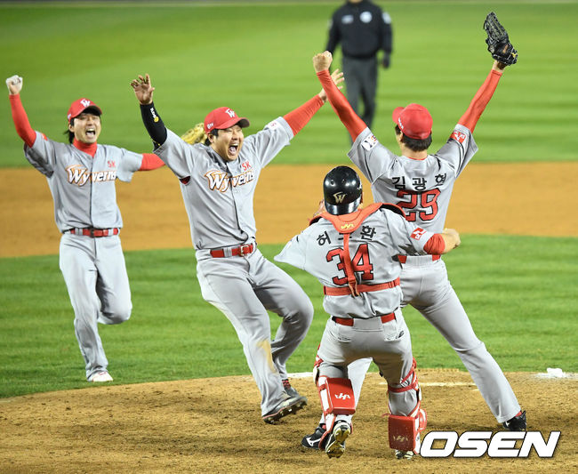 13회말 마운드에 오른 김광현이 동료들과 우승의 기쁨을 나누고 있다. /jpnews@osen.co.kr