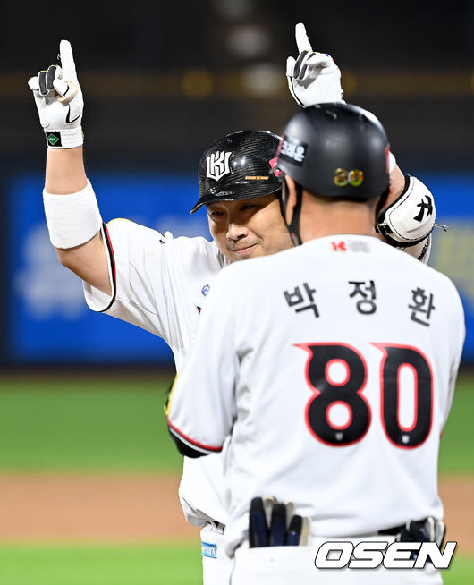 27일 오후 경기도 수원시 수원kt위즈파크에서 ‘2021 신한은행 SOL KBO 리그’ KT 위즈와 SSG 랜더스의 경기가 열렸다.8회말 2사 만루 KT 허도환이 역전 2타점 적시타를 날린 뒤 세레모니를 하고 있다. 2021.08.27 /ksl0919@osen.co.kr