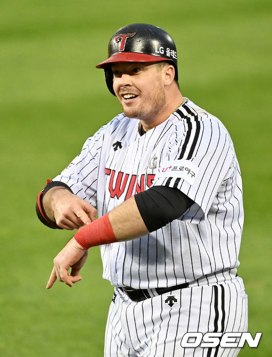 2회말 1사 1루에서 LG 보어가 내야안타로 출루하며 기뻐하고 있다. 2021.08.26 /jpnews@osen.co.kr