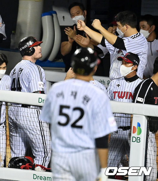 7회말 2사 1루에서 LG 보어가 안타를 날리고 교체되자 김현수가 기뻐하며 격려하고 있다. 2021.08.27 /jpnews@osen.co.kr