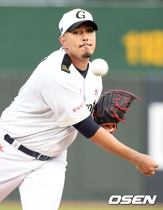 1회초 롯데 선발 프랑코가 마운드에 올라 힘차게 공을 뿌리고 있다. 2021.06.24 /ksl0919@osen.co.kr