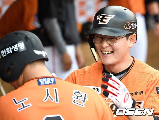 4회초 무사 만루 상황 한화 김민하의 달아나는 2타점 2루타 때 홈을 밟은 이성열과 노시환이 인사를 나누고 있다.