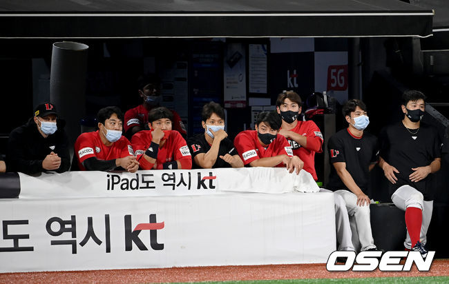 27일 오후 경기도 수원시 수원kt위즈파크에서 ‘2021 신한은행 SOL KBO 리그’ KT 위즈와 SSG 랜더스의 경기가 열렸다.8회말 2사 만루 KT 허도환의 역전 2타점 적시타 때 더그아웃에서 SSG 선수들이 아쉬워하고 있다. 2021.08.27 /ksl0919@osen.co.kr