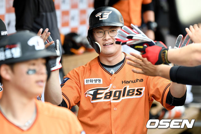 4회초 무사 만루 상황 한화 김민하의 달아나는 2타점 2루타 때 홈을 밟은 이성열이 더그아웃 동료들과 인사를 나누고 있다. / dreamer@osen.co.kr