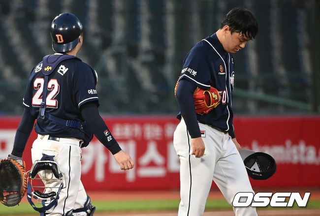 28일 오후 부산 사직야구장에서 ‘2021 신한은행 SOL KBO리그’ 롯데 자이언츠와 두산 베어스의 경기가 열렸다.2회말 2사 1,3루 두산 이영하가 강판되고 있다. 2021.08.28/youngrae@osen.co.kr